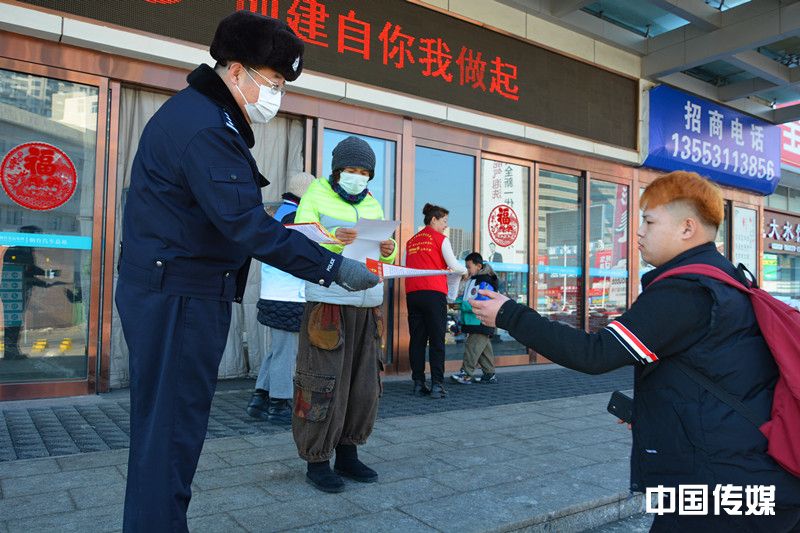 <strong>烟台交警二大队开展春运启动活动</strong>