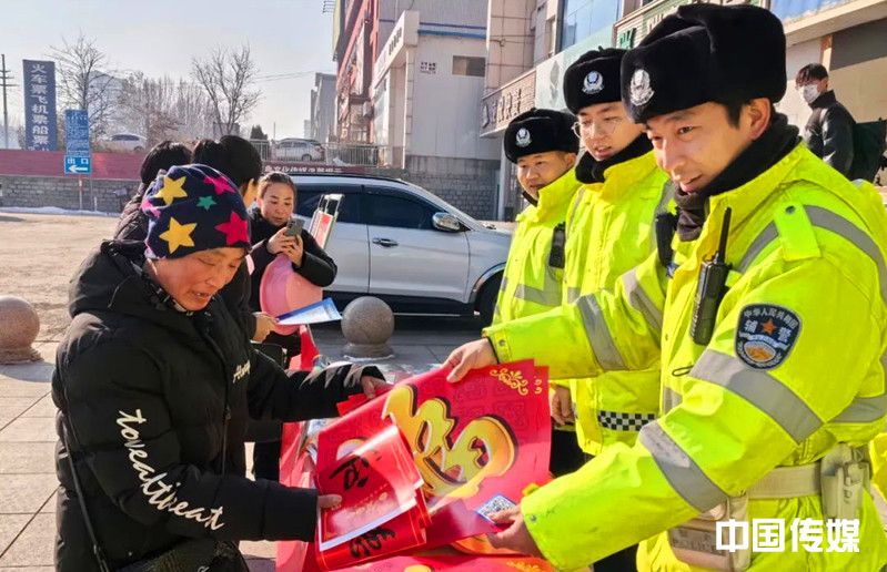 <strong>春运温暖启程 招远交警护航同行</strong>