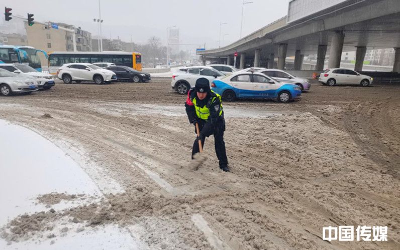 <strong>烟台交警三大队全力做好强降雪天气辖区交通疏导工作</strong>